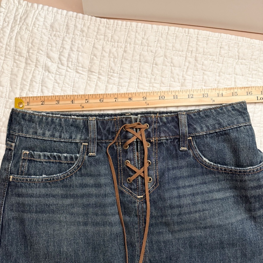 Hollister Low-Rise Lace-Up Denim Mini Skort - Picture 6 of 10